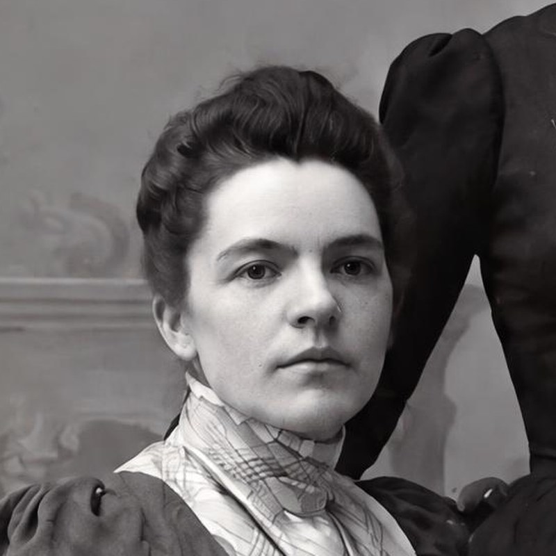 Restored: a woman in a plaid collar whose face was undamaged
