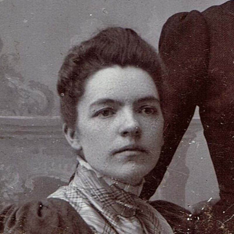 Original: a woman in a plaid collar whose face was undamaged