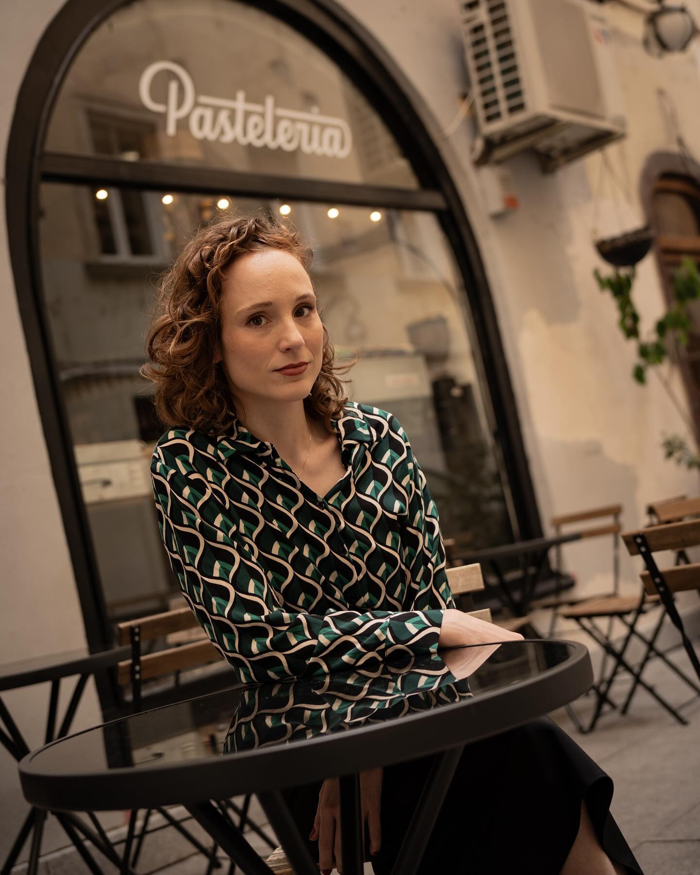 Training photo example: cafe with serious expression